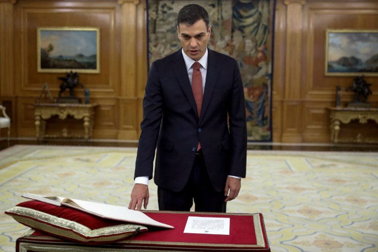 Pedro Sánchez toma posse como premiê da Espanha
