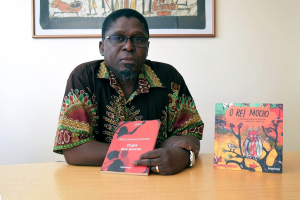 'A literatura quebra fronteiras', diz o escritor Ungulani Ba Ka Khosa