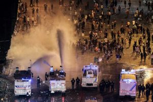 Vandalismo e tumulto ofuscam festa do bicampeonato na França