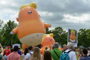 Milhares protestam enquanto Trump joga golfe na Escócia