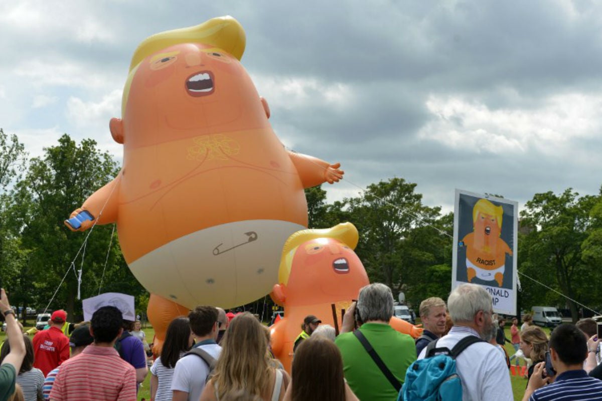 Milhares protestam enquanto Trump joga golfe na Escócia