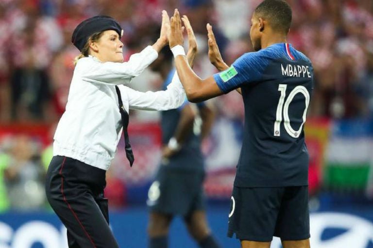 Grupo feminista Pussy Riot assume invasão do campo durante final da Copa