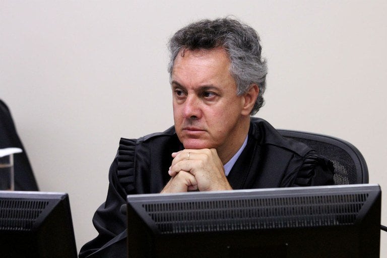 Gebran Neto determina que Lula não seja solto