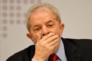 Impedido de dar entrevista, Lula vai de 'Cálice' a 'Opinião' em artigo