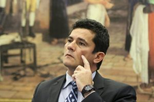 Moro deixa férias para mobilizar TRF4 contra Lula