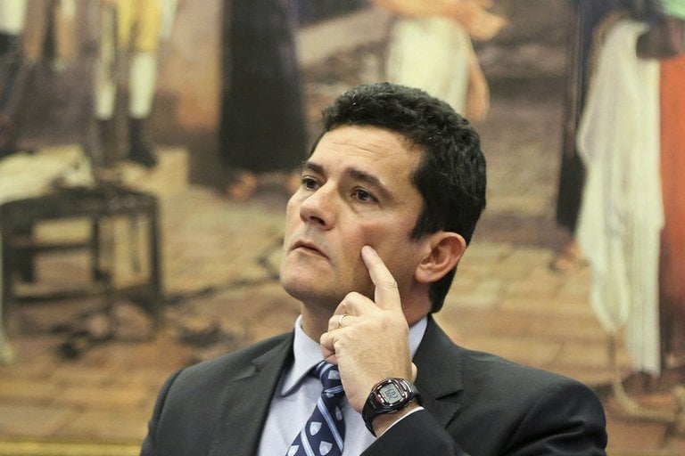Moro deixa férias para mobilizar TRF4 contra Lula