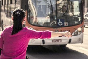 Por que os problemas no transporte público atingem mais as mulheres?