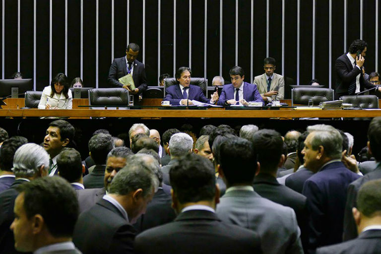 Congresso exclui congelamento de salários de servidores da LDO de 2019