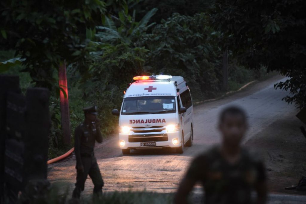 Mais quatro meninos são retirados de caverna na Tailândia