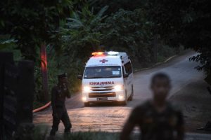 Mais quatro meninos são retirados de caverna na Tailândia