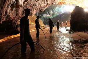Tailândia retira primeiros meninos de caverna