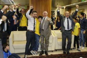 Em meio à outra crise, Temer torce por hexa, mas é rejeitado pela CBF