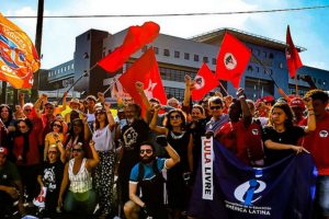 Vigília pró-Lula completa 100 dias com novo local e mobilização menor