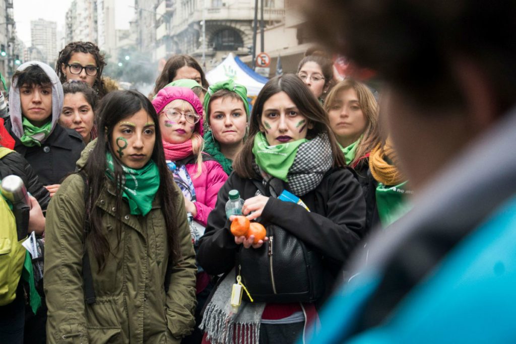Senado rejeita legalização do aborto e Argentina volta à estaca zero
