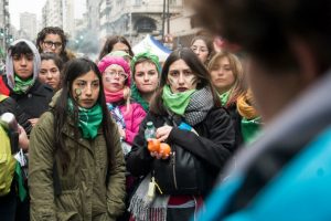 Senado rejeita legalização do aborto e Argentina volta à estaca zero