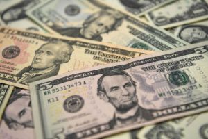 A onda de desvalorização das moedas de países emergentes