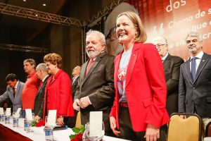 Após visita a Lula, Gleisi conversará com PCdoB sobre Manuela vice