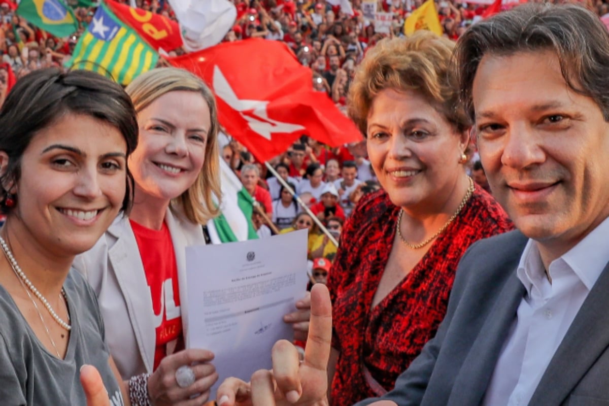 Apoiado por manifestantes, o PT registrou a candidatura de Lula, que já é alvo de pedidos de impugnação 