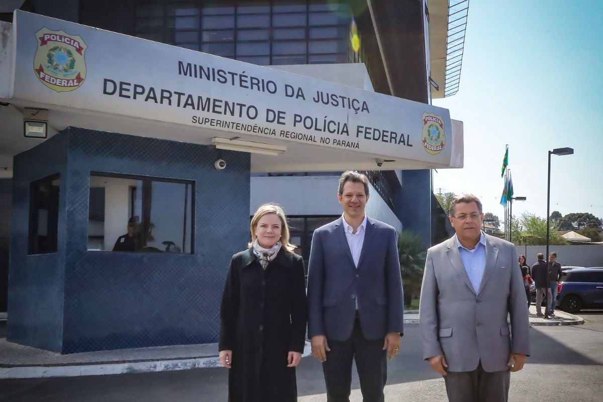 Juíza impede Gleisi de atuar como advogada e cobra 31 milhões de Lula