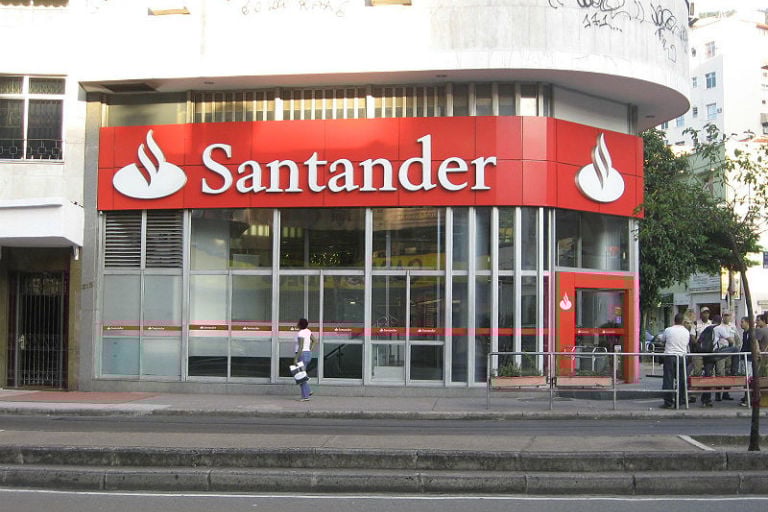 Santander é multado em 5,3 milhões de reais por infrações trabalhistas