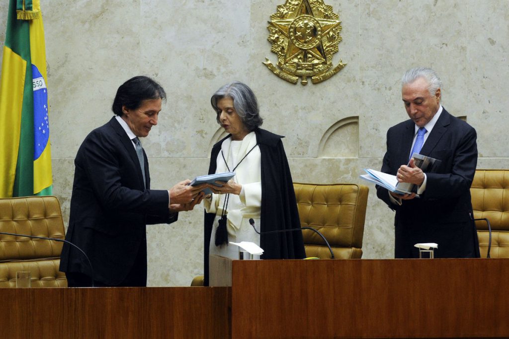 Os três poderes e a desarmonia com os interesses do povo