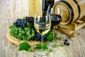 Um copo de vinho por dia também faz mal à saúde, aponta estudo