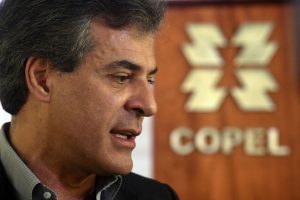 Após deixar a prisão, Beto Richa tem pouco apoio político