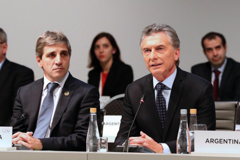 Com greve geral e renúncia do presidente do BC, Macri afunda
