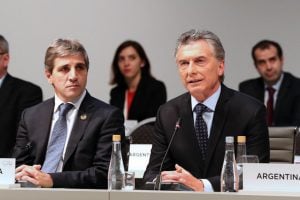 Com greve geral e renúncia do presidente do BC, Macri afunda