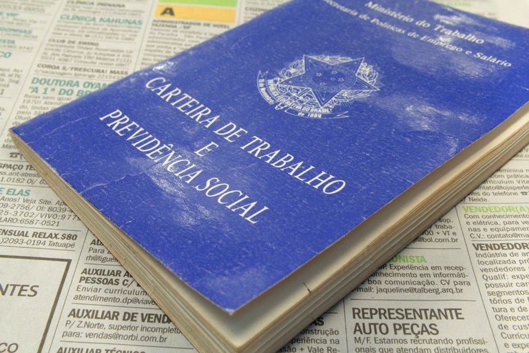 IBGE: Desemprego cai para 12,1% no trimestre encerrado em agosto