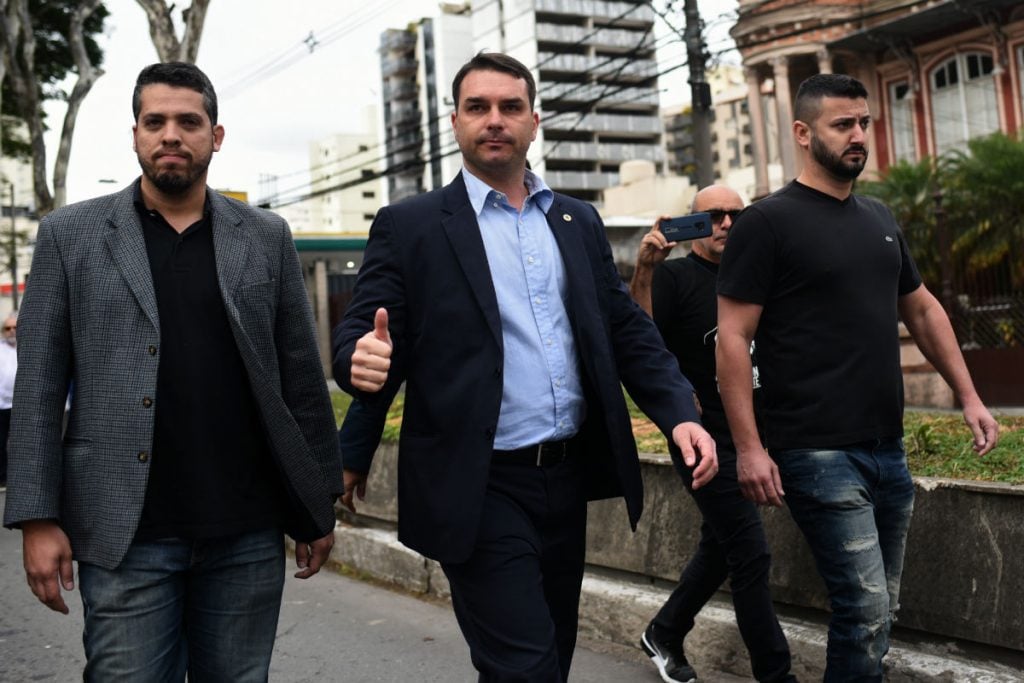 Decisão de Dias Toffoli suspende processos contra Flávio Bolsonaro