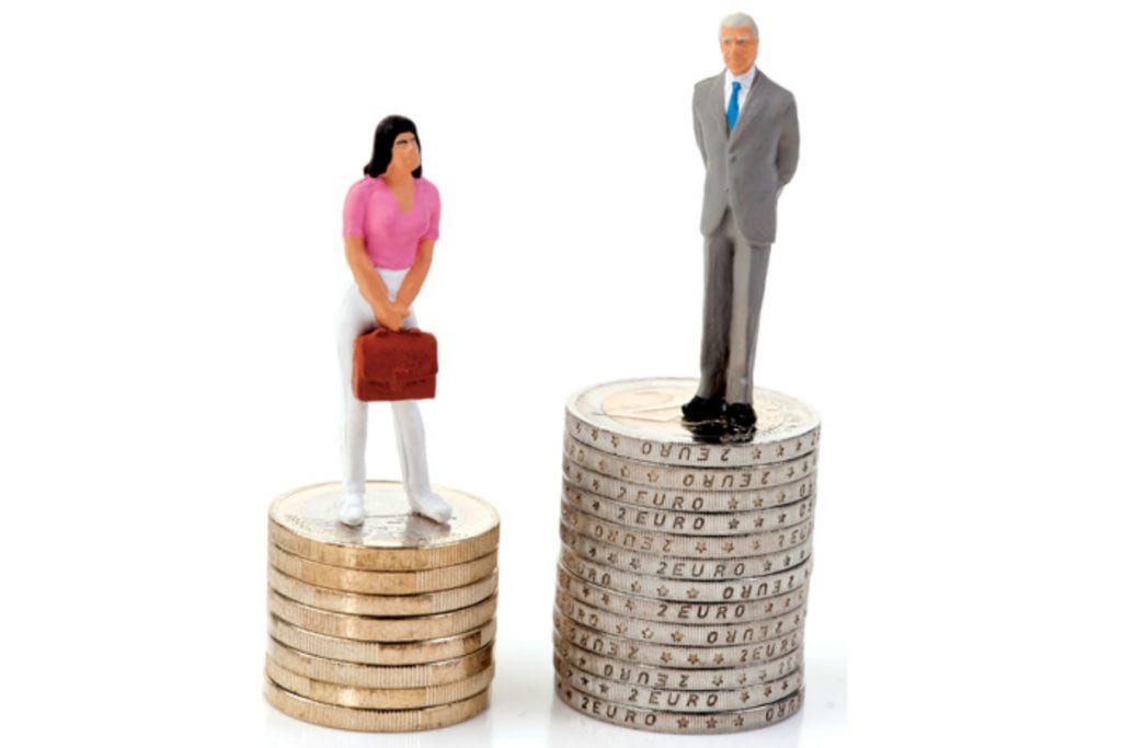Mulheres têm mais diplomas, mas ganham menos, segundo OCDE
