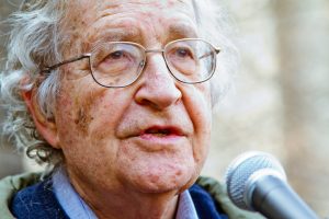 Chomsky: 'Penso muito no problema definitivo da democracia no Brasil'