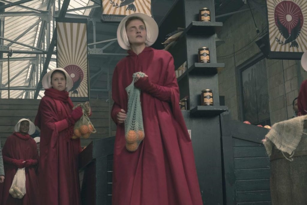 Atriz de Handmaid’s Tale adere ao #EleNão