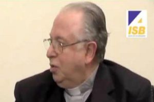 Papa expulsa influente padre pedófilo no Chile