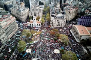 Argentina enfrenta quarta greve geral contra governo Macri