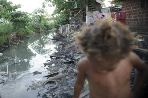 Água para poucos: uma história de luta por saneamento básico no Brasil