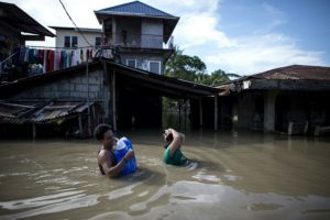 Tufão deixa rastro de destruição das Filipinas à China