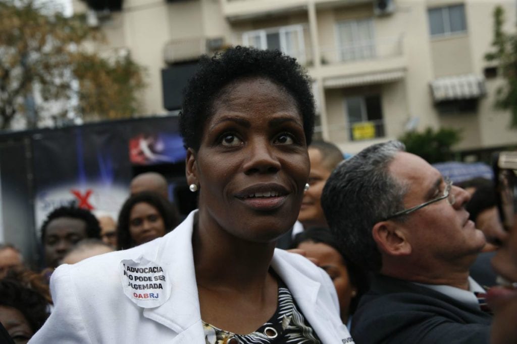 Judiciário inocenta juíza que mandou prender advogada negra