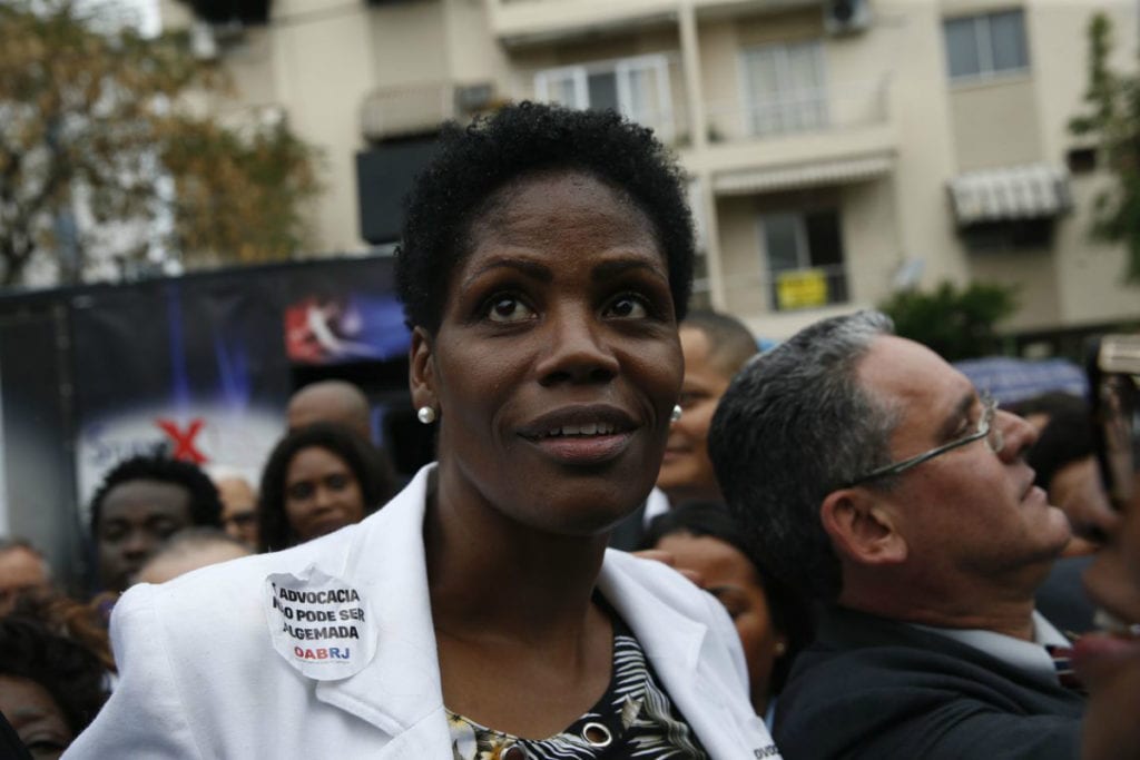 Judiciário inocenta juíza que mandou prender advogada negra
