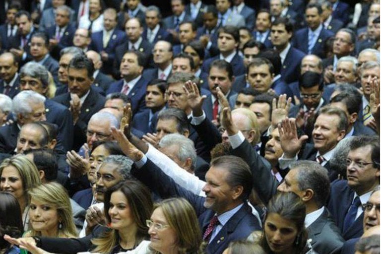 Dos 567 novos parlamentares, 138 deputados e senadores pertencem a clãs políticos 