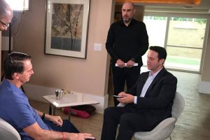 Bandeirantes, Record e RedeTV violam lei eleitoral e privilegiam Bolsonaro