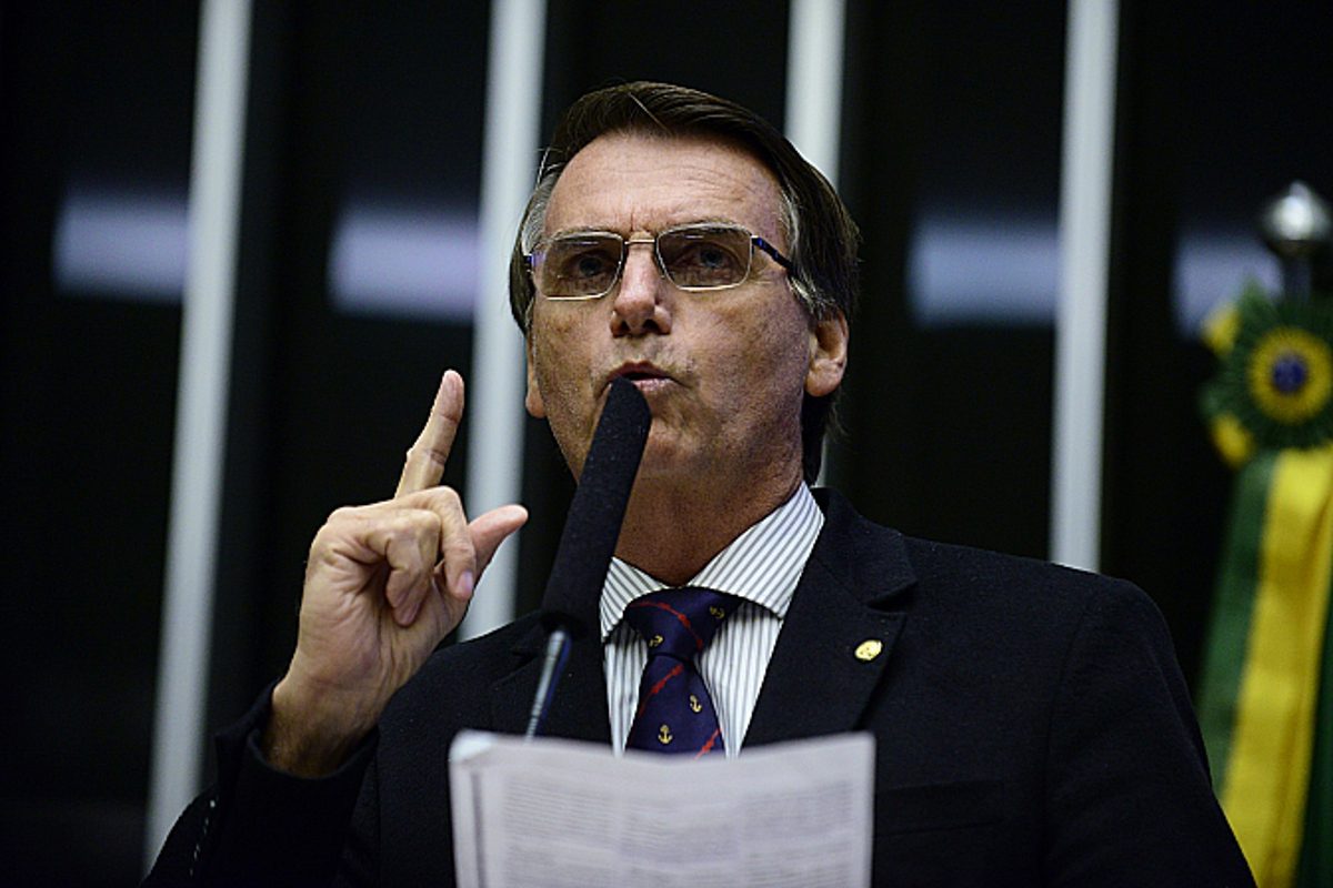 Enquanto se recusa a participar de debates, Bolsonaro se aproveita do espaço privilegiado em desacordo com a legislação