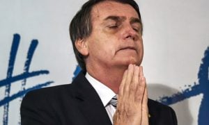 Após receber alta, Bolsonaro brada contra criminalizar homofobia