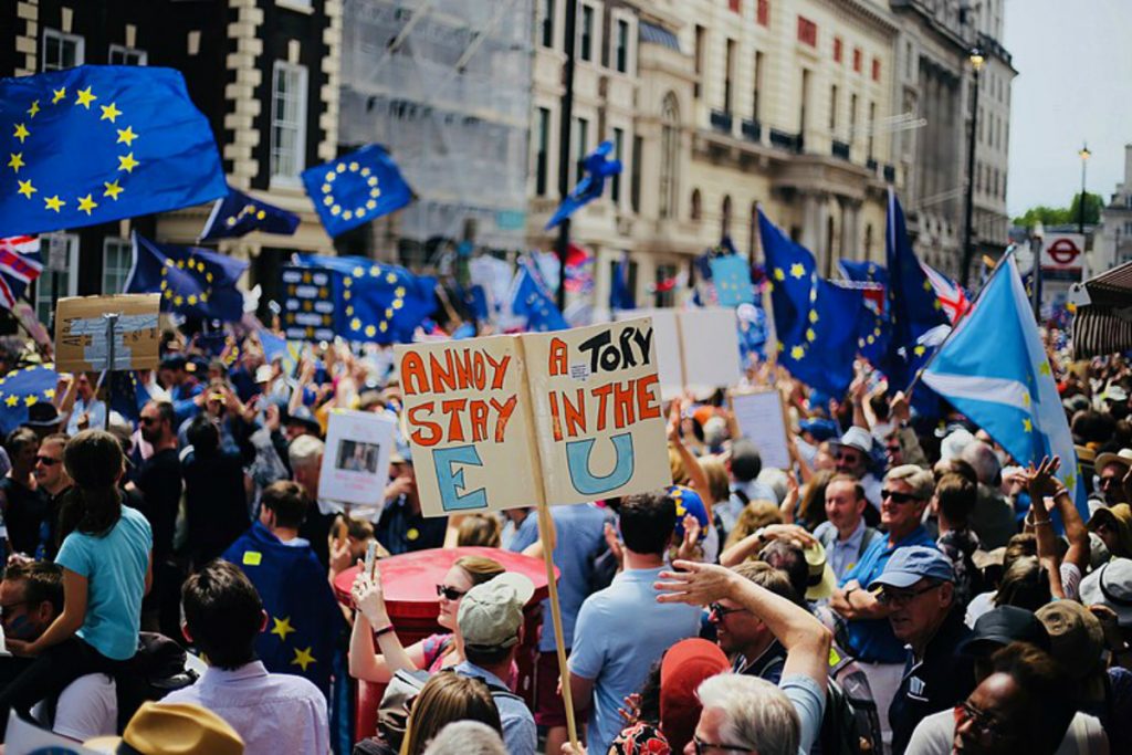 Britânicos protestam a favor de segundo referendo sobre Brexit