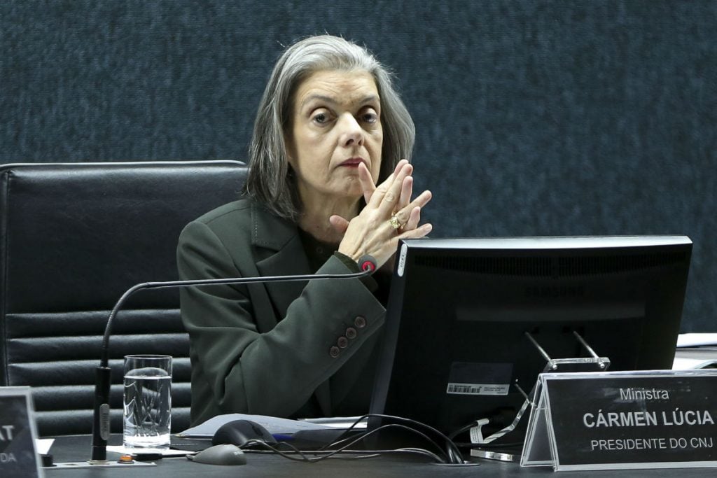 Cármen Lúcia suspende decisões que censuraram universidades