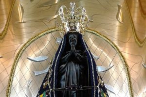 Com a benção de Nossa Senhora Aparecida, a democracia resiste