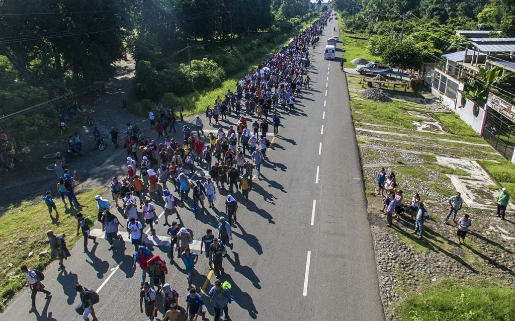 Contra adversidades, caravana de migrantes segue trajeto rumo aos EUA