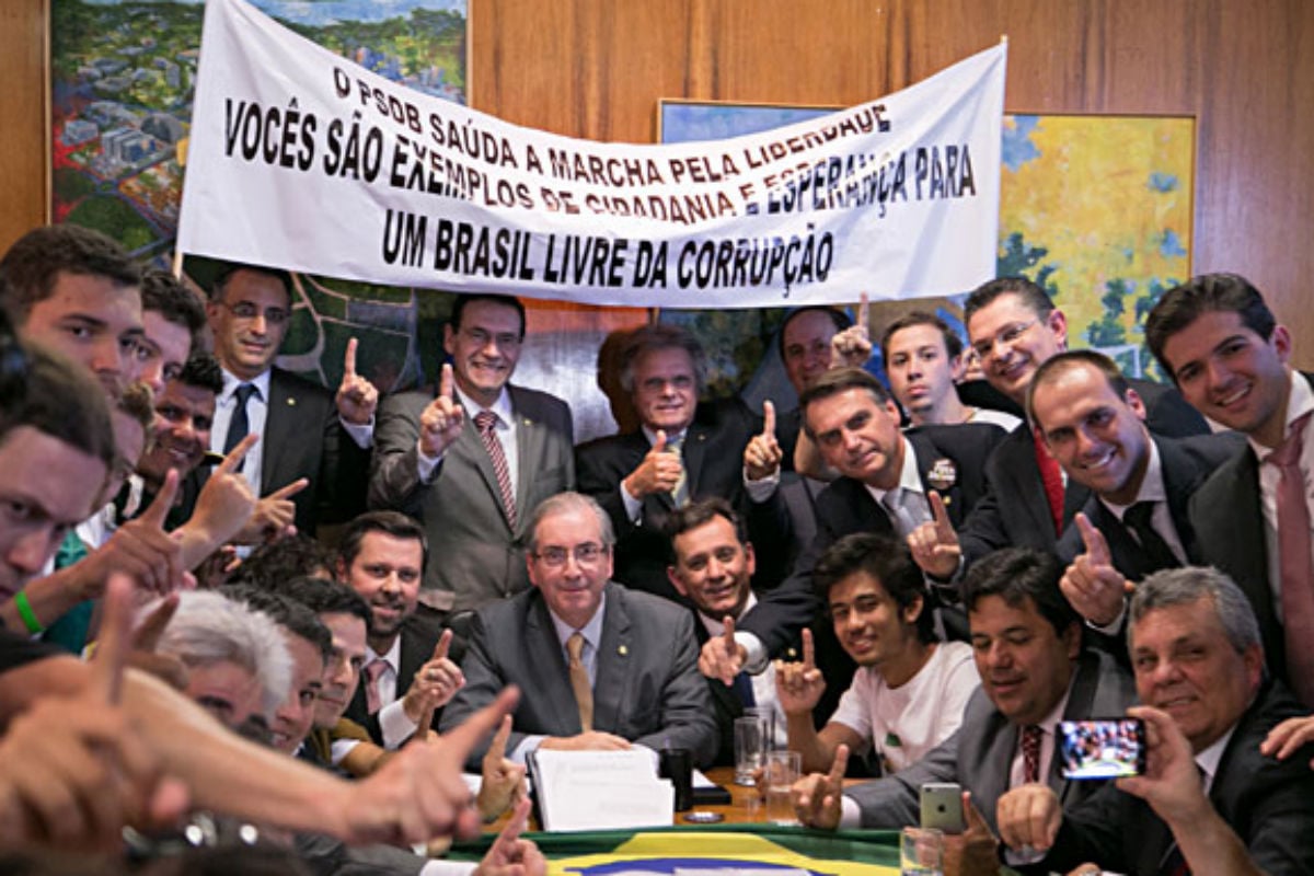 Representado por filha, Cunha “apoia” Bolsonaro