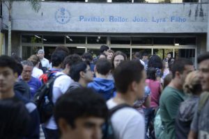 Batida policial em universidades acirra tensão pré-eleição